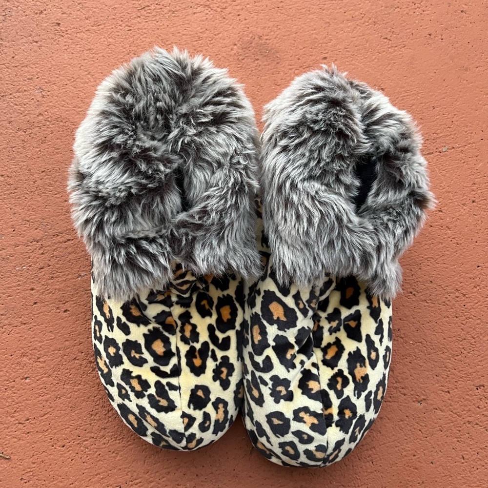 Massaging leopard slippers
